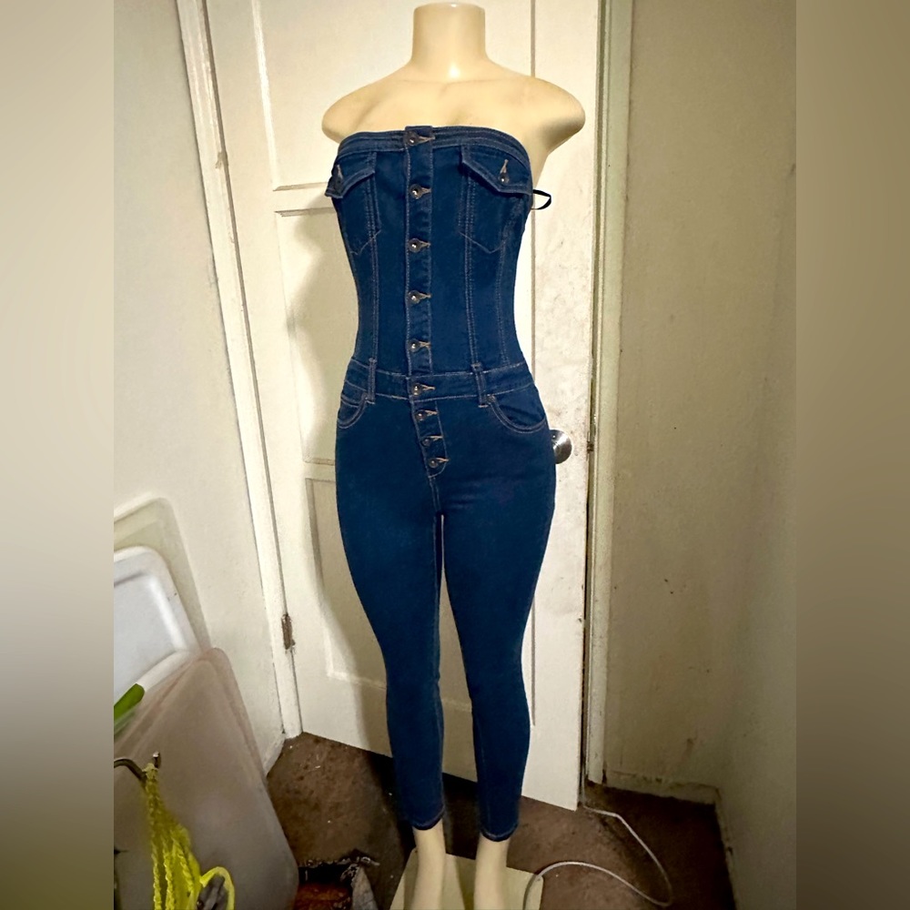 Guess jean jumpsuit size 4 stretchy blue jean strapless jumpsuit